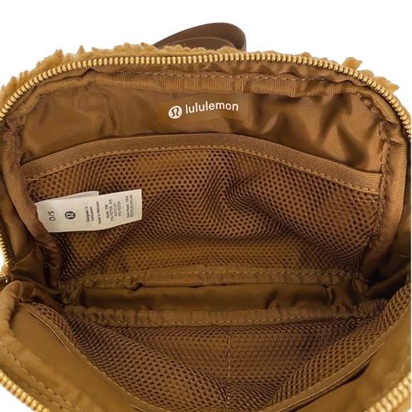 Lululemon Everywhere Fleece Belt Bag 1L - Picture 5 of 15